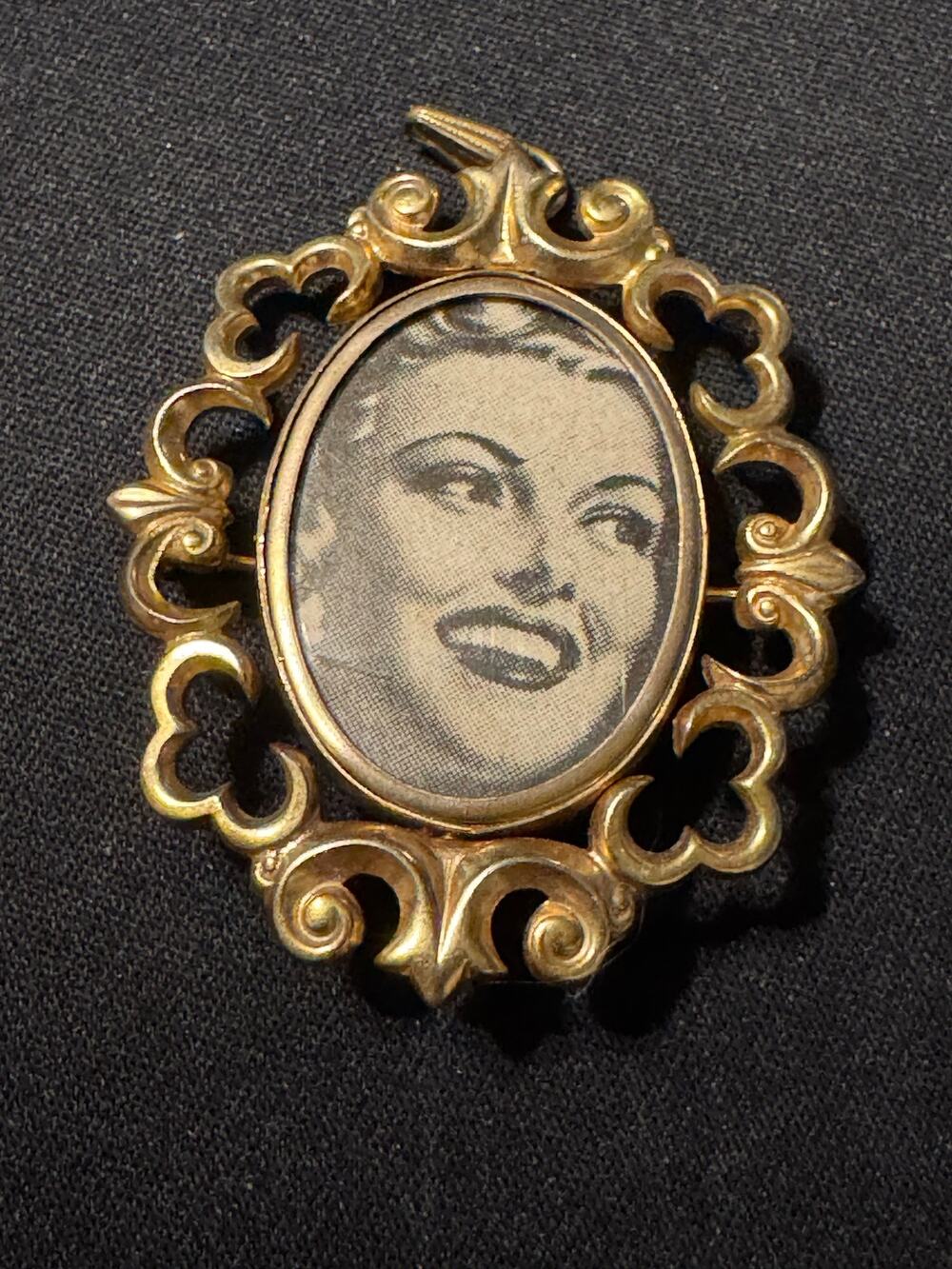 Vintage Ornate Gold Tone Oval Picture Holder Brooch Pendant